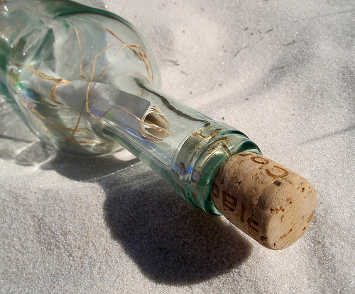 Le message de votre vie est écrit dans cette bouteille. Mais avant de l'ouvrir, encore faut-il savoir où est cette bouteille. Cherchez un peu!